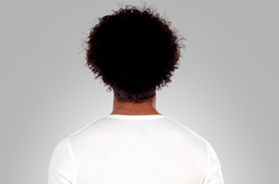 Imagem da notícia Homem de costas usando penteado black power