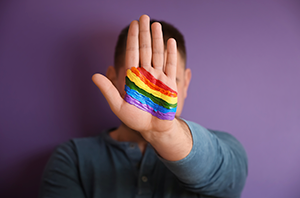 Imagem da Notícia Homem exibe palma da mão com o arco-íris